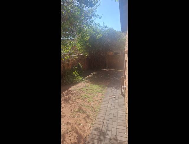 2 bed property to rent in HONEYDEW RIDGE